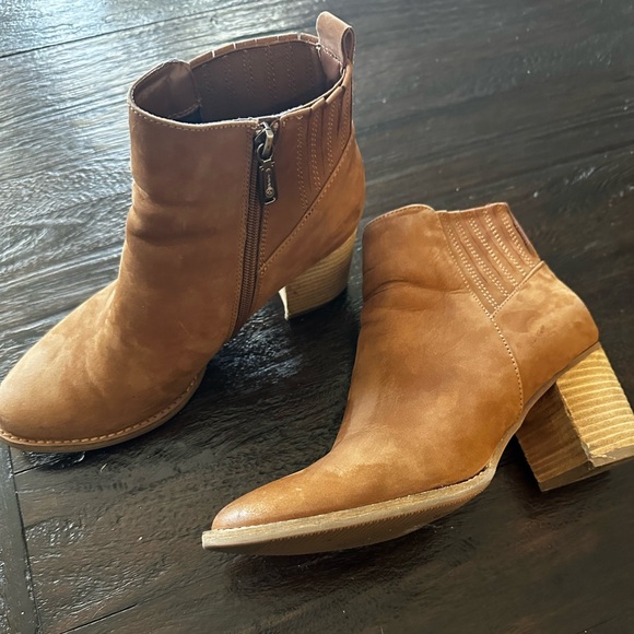 Blondo NOA waterproof suede boots. Color is camel suede. Size 10 - Picture 4 of 11